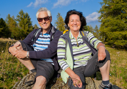 Senioren rasten beim Wandern / autumn hiking 19